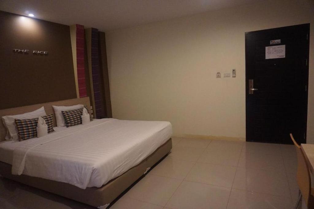 The Rice Hotel Roi Et Luaran gambar