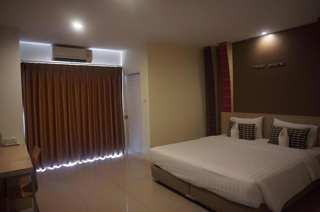The Rice Hotel Roi Et Luaran gambar